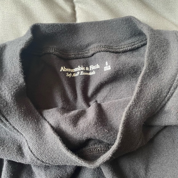 Abercrombie & Fitch Twist Crop Tee - Picture 2 of 3